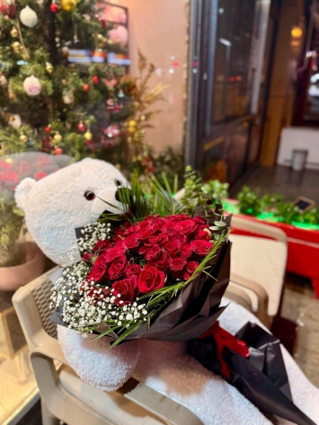 Kırmızı Gül Buketi ve Sevimli Peluş Ayı Seti