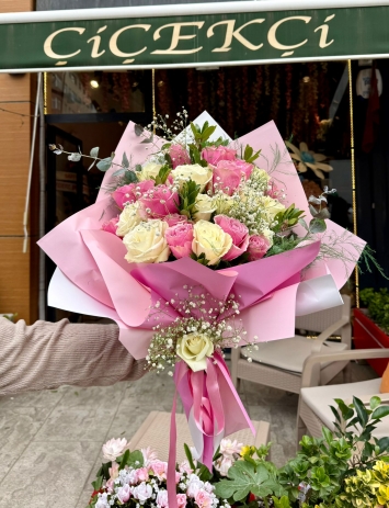 Zarafetin Tatlı Melodisi: Usta Ellerde Hayat Bulan Pembe & Beyaz Gül Buketi