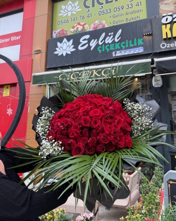 Yüzyıllık Aşk: 100 Kırmızı Gülden Oluşan Görkemli Buket