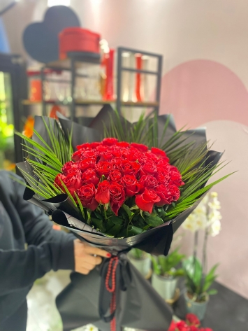 Siyahın Asaleti: Palmiyeli Kırmızı Gül Buketi 