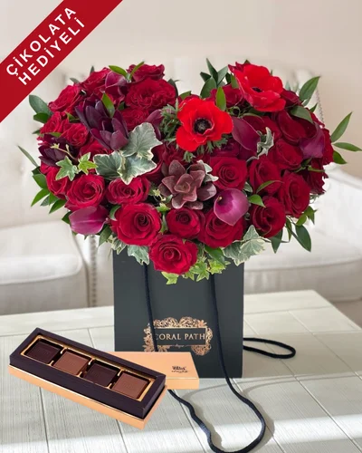 Kalpten Gelen Aşkın İfadesi: Kırmızı Güllerle Kalp Aranjmanı