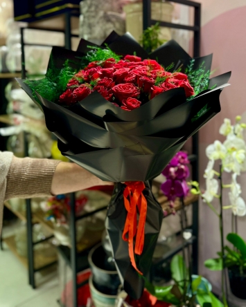 Gül Buketi: Siyah Zarafet – Eylül Çiçekçilik