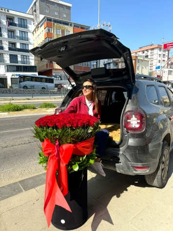 Sevginin Zirvesi: 200 Kırmızı Gülün Büyüsü