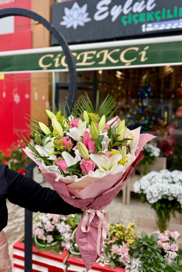 Duyguların En Zarif İfadesi: Lilyum ve Güllerin Büyüleyici Dansı