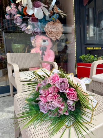 Pembe ve Lila Güllerin Zarafeti: Palmiyeli Buket – Eylül Çiçekçilik