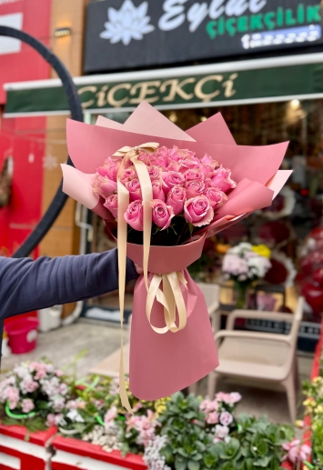 Pembe Güllerin Zarafeti ve Sonsuz Sevgisi