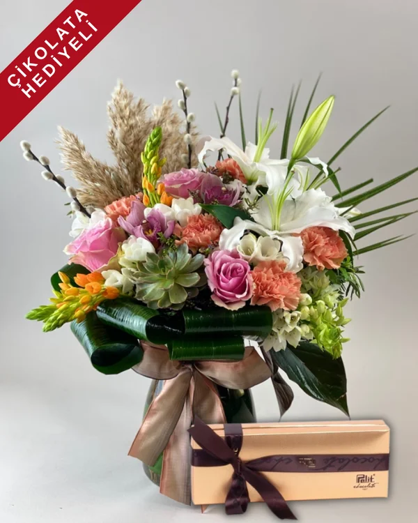 Doğanın Sanat Eseri: Karışık Çiçek Aranjmanı ve Özel Çikolata Hediyesi