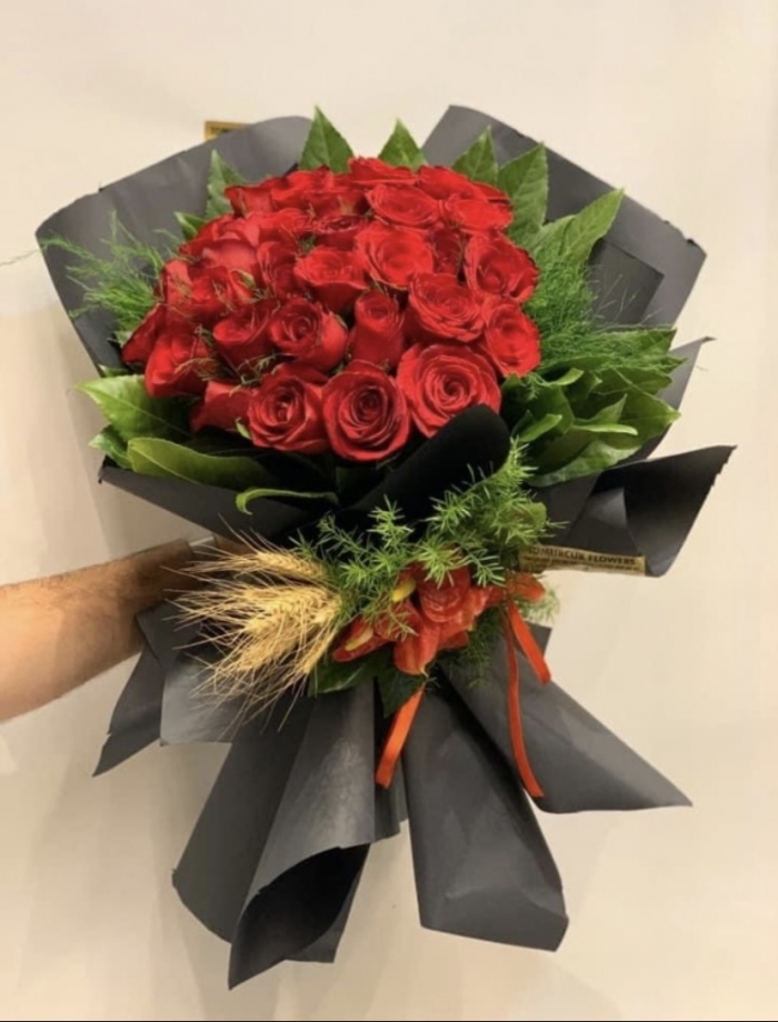 Aşkın İhtişamlı İfadesi: 30 Kırmızı Gül Buketi Aranjmanı