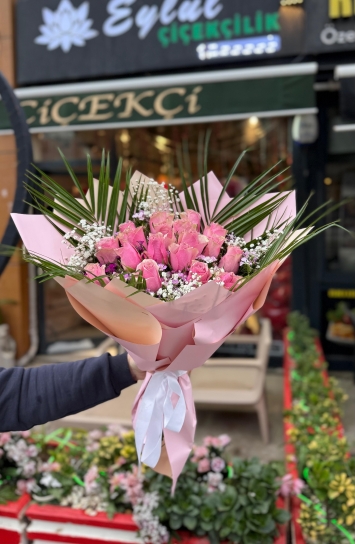 Eylül Çiçekçilik: Egzotik Dokunuşlu Pembe Gül Buketi Aşkın ve Zarafetin Egzotik Buluşması  Eylül Çiçekçilik olarak, duygularınızı en özel ve unutulmaz şekilde ifade etmeniz için tasarladığımız bu eşsi