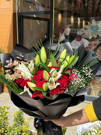 Kırmızı Gül ve Lilyum Buketi