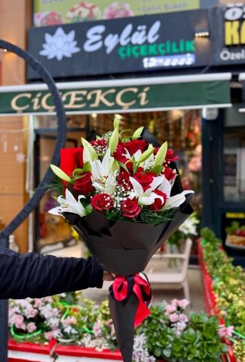  Kırmızı Gül ve Beyaz Lilyumların Asil Dansı