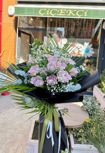 Büyülü Zarafet: Lila Gül Buketi